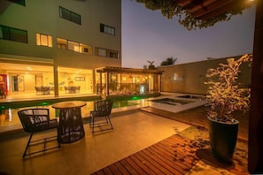 2 bars/lounges, swim-up bar