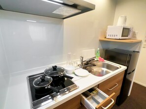 Fridge, microwave, stovetop, cookware/dishes/utensils