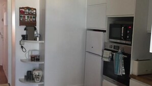 Coffee/tea maker, fridge, microwave, oven - Apt 120m² With Balcony Near The Beach (Palavas-les-Flots)