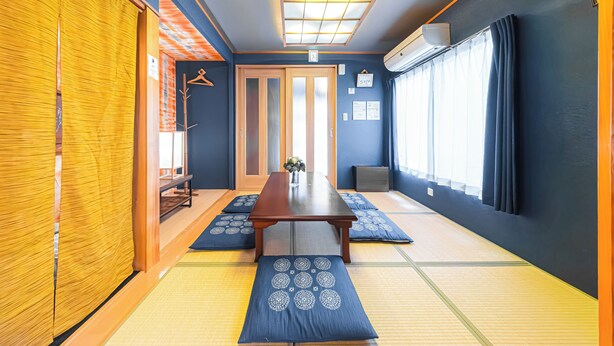 A traditional Japanese room with tatami flooring, a low table, and sliding doors. - HOTEL Kita-Shinagawa (Tokyo)