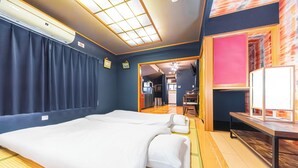 A hotel room with two beds, a desk, and a view of the hallway. - HOTEL Kita-Shinagawa (Tokyo)