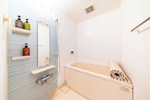 Family Villa | Bathroom | Rainfall showerhead, free toiletries, hair dryer, bidet - HOTEL Kita-Shinagawa (Tokyo)