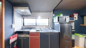 Familie villa | Privékeuken | Een koelkast met diepvriezer, een microgolfoven, een rijstkoker