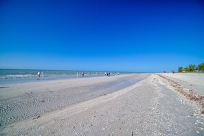 På stranden