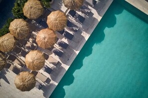 Seasonal outdoor pool, open 9:00 AM to 6:00 PM, pool umbrellas - Altura Hotel Zakynthos (Zakynthos)