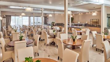 Se sirven desayunos, comidas y cenas con vista a la alberca