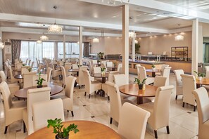 Breakfast, lunch, dinner served; pool views - Altura Hotel Zakynthos (Zakynthos)