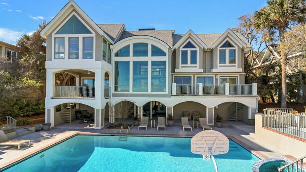 Ein großes, zweistöckiges Haus mit Pool.