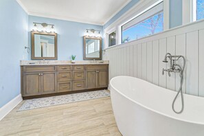 Badewanne, Haartrockner, Handtücher