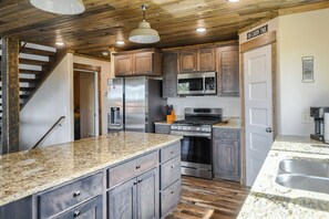 ثلاجة، ميكروويف، فرن، موقد طهي مسطح