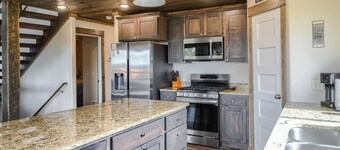 Views for Days, New Cabin Near Terry Peak Ski Area w/ Hot Tub and Large Deck!