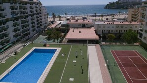 A residential area with a swimming pool, tennis courts, and a view of the beach and ocean. - Peñíscola Playa Inmomart (Peñiscola)