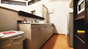 Kühlschrank, Mikrowelle, Herdplatte, Kochgeschirr/Geschirr/Besteck