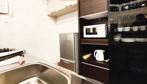 冷蔵庫、電子レンジ、コンロ、調理器具と食器