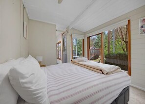 3 bedrooms, iron/ironing board, WiFi, bed sheets - Whychesbrook Cottage (Bright)