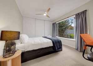 3 bedrooms, iron/ironing board, WiFi, bed sheets