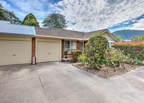 Exterior - Mala in Bright, central location! (Bright)