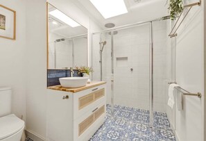 Bathroom - Mala in Bright, central location! (Bright)