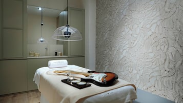 Couples treatment room(s), sauna, hot tub, steam room, massages