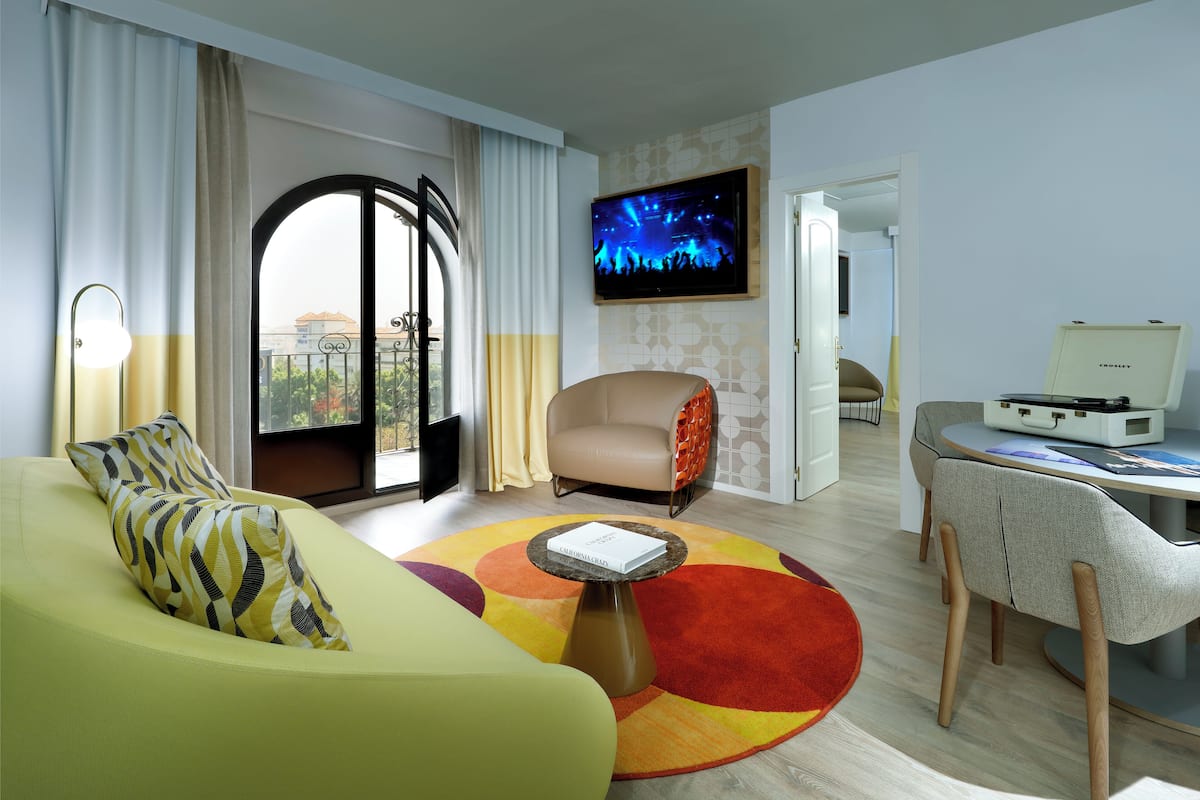 Suite (Gold) | Living area