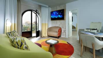 Una sala de estar moderna con un sofá, una mesa de centro, un televisor y un comedor.