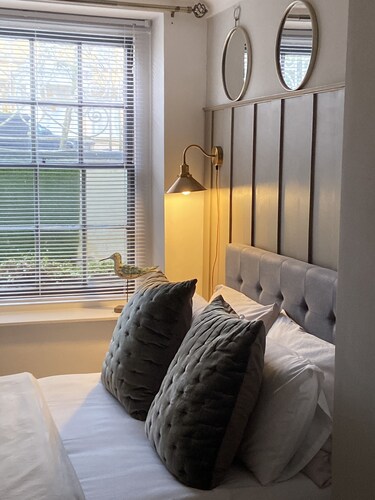 *** Fab Garden Apt + outside space + free parking central Montpellier Cheltenham