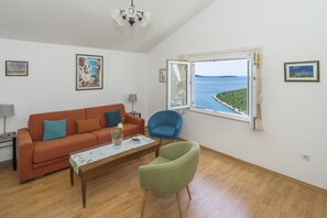 Apartment, 1 Queen Bed with Sofa bed | Living room | 30-inch TV with digital channels