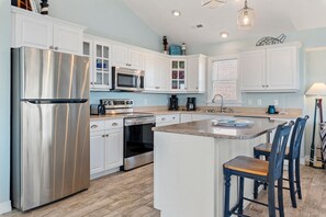 Frigorifero, microonde, forno, piano cottura