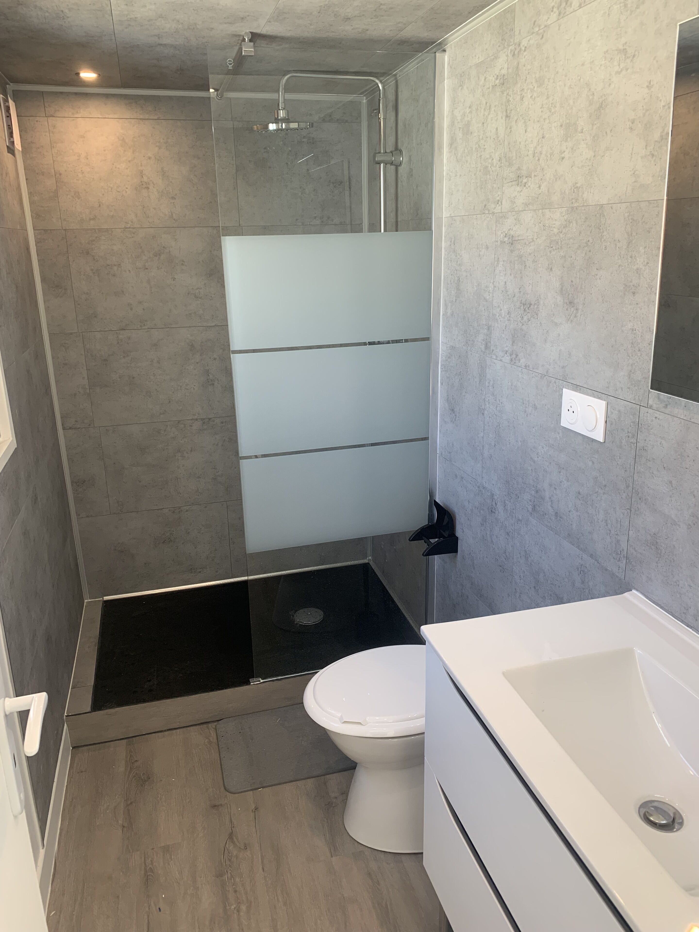 Dusche, Haartrockner, Toilettenpapier