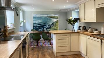 Cottage | Private kitchen | Fridge, microwave, oven, stovetop