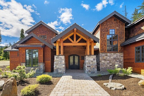 Private Indoor Pool! The Northwest's most unique vacation experience!!