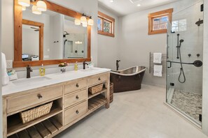 Badewanne, Haartrockner, Handtücher, Seife