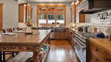 KylskÄp, mikrovÄgsugn, ugn och spishÀll