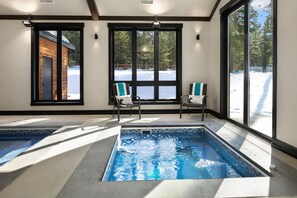 Una piscina cubierta, una piscina climatizada