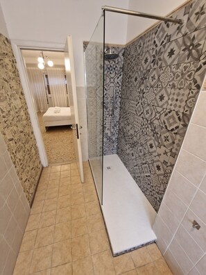 Combinazione doccia/vasca, asciugacapelli, bidet, asciugamani