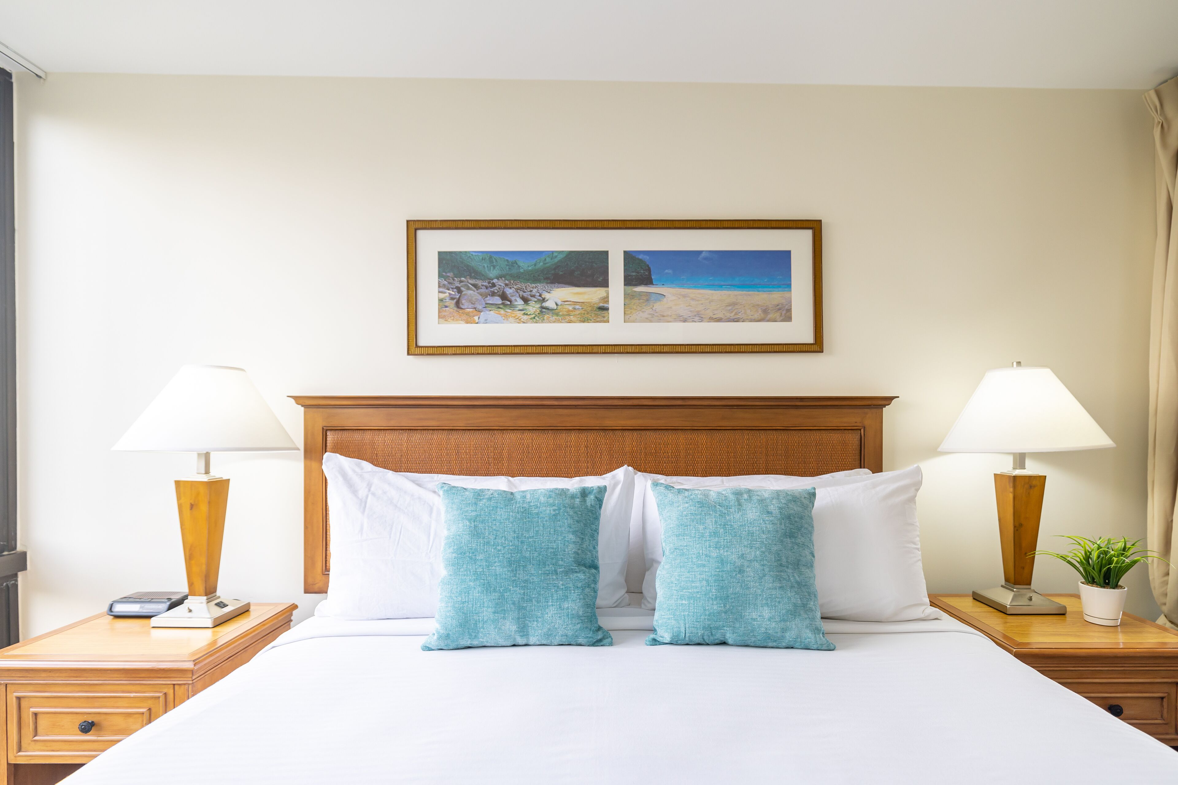 2 Bedroom Condo, Close to Beach, Parking & WiFi