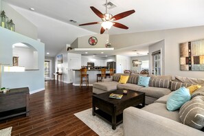 Smart TV, lareira, livros, impressoras