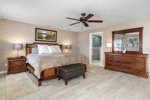 3 quartos, escrivaninha, ferros/tábuas de passar roupa