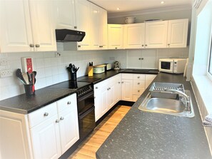 Kjøleskap, mikrobølgeovn, ovn og oppvaskmaskin