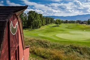 Golf - Modern Industrial Western Suite, Directly Downtown (Sheridan)