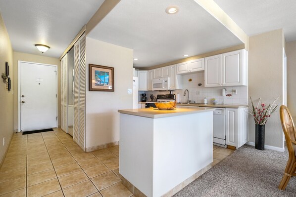 Køleskab, mikrobølgeovn, ovn, kogeplade