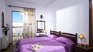 1 dormitorio, caja fuerte, escritorio y tabla de planchar con plancha