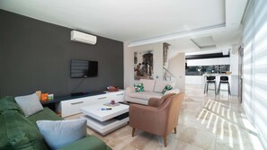 Smart-TV, Videospielkonsole, Tischtennisplatte, Bücher