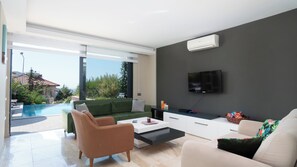 Smart TV, consola de videojuegos, tenis de mesa y libros 