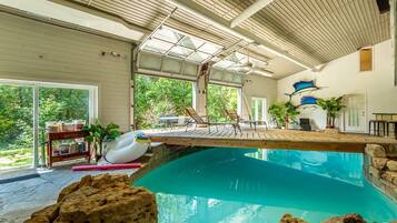 Alberca techada y alberca al aire libre