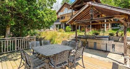 Large cottage with Water front, Heated Pool, sauna, 4 family rooms