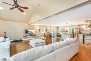 Smart TV, fireplace, books, stereo - Large cottage with Water front, Heated Pool, sauna, 4 family rooms (Fergus)