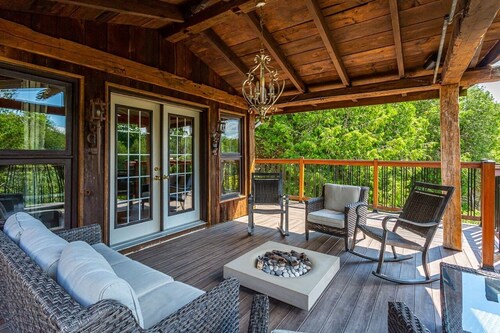 Large cottage with Water front, Heated Pool, sauna, 4 family rooms