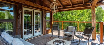 Large cottage with Water front, Heated Pool, sauna, 4 family rooms