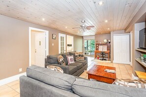 Smart TV, fireplace, books, stereo - Large cottage with Water front, Heated Pool, sauna, 4 family rooms (Fergus)